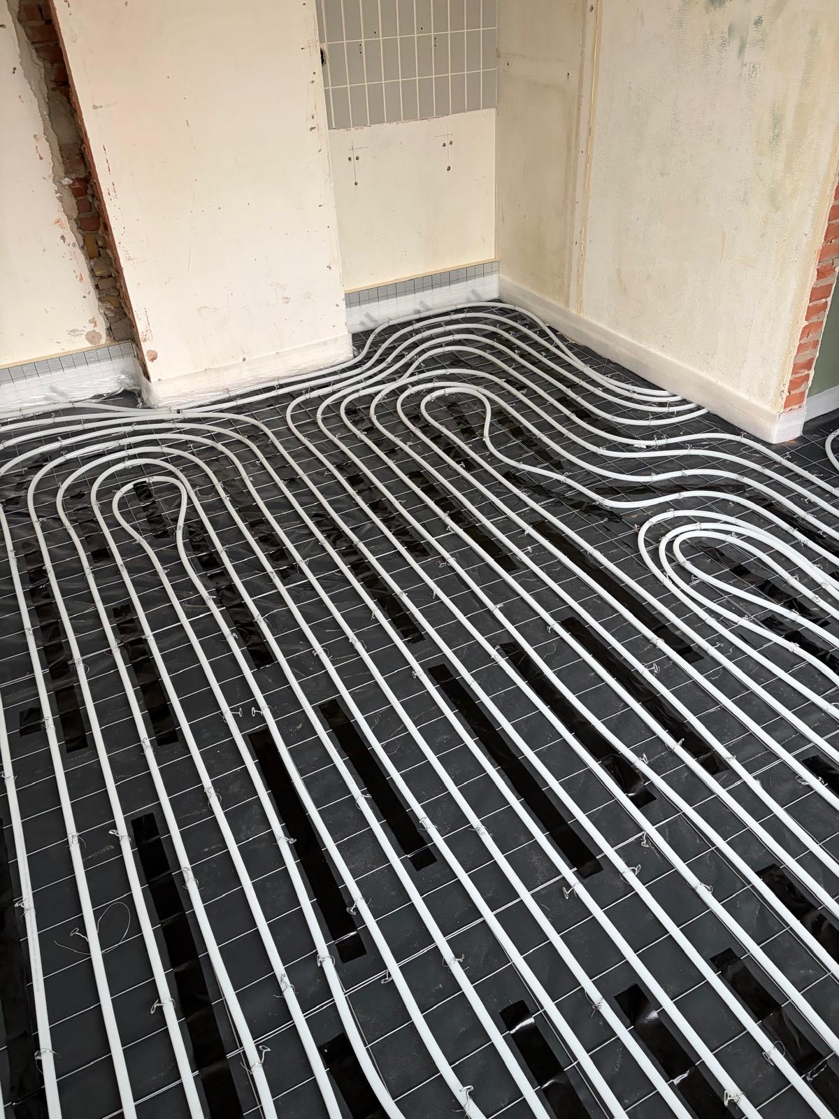 Montage van vloerverwarming op staalnetten in Friesland