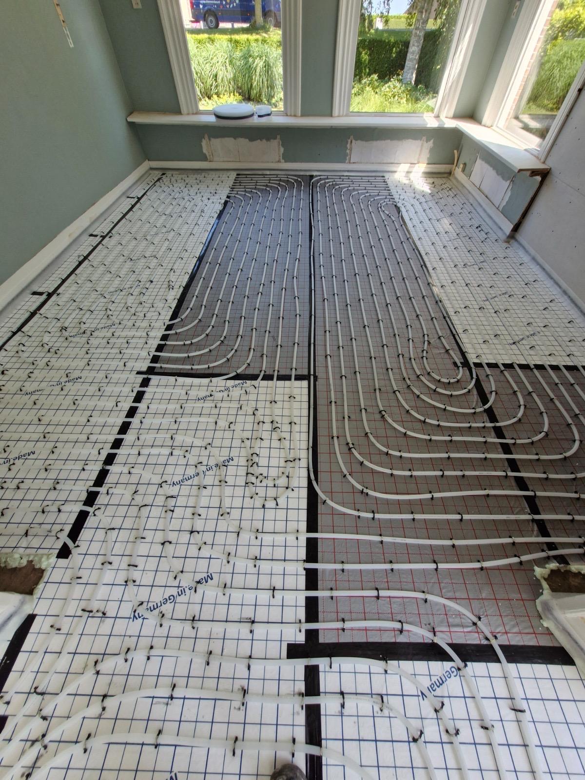 Vloerverwarming gemonteerd op tackerplaten